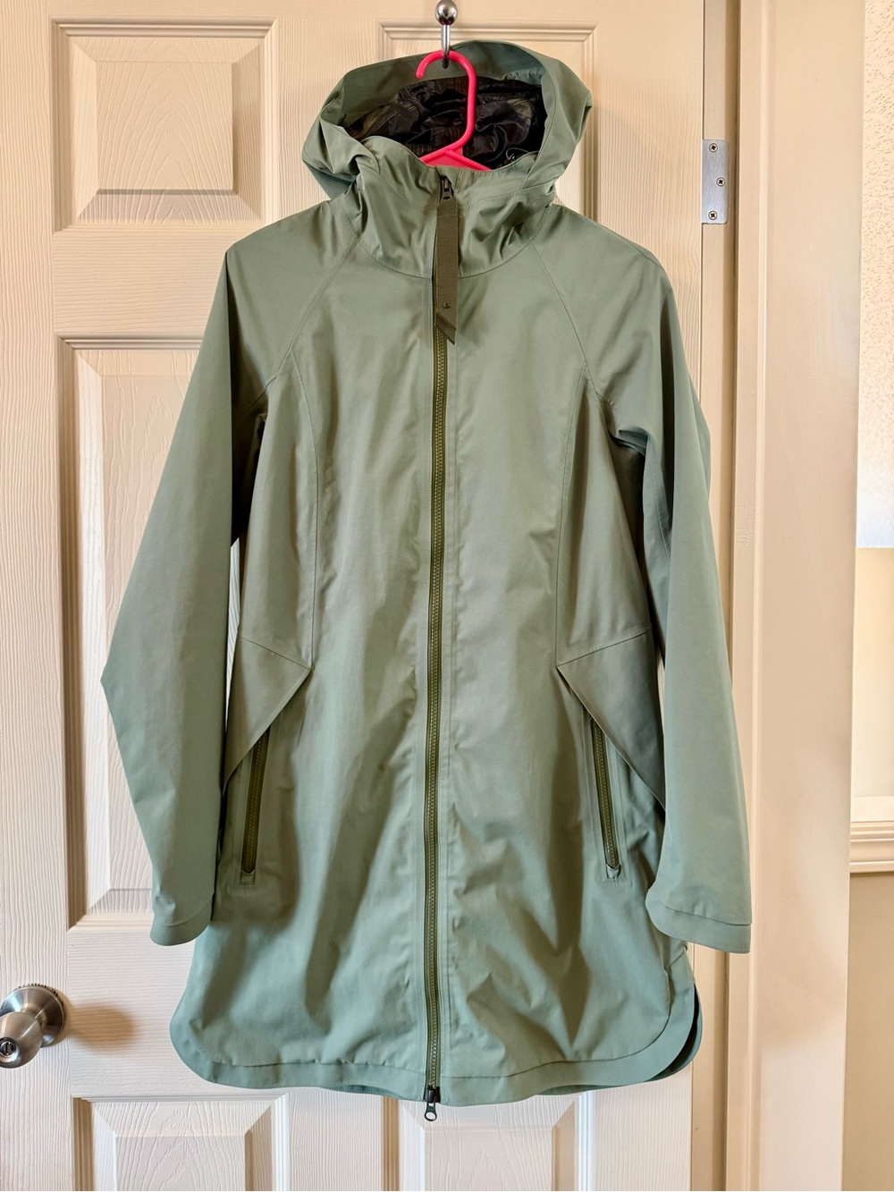 💚Lululemon Definitely Raining Jacket Size 6 RARE Desert Olive💚